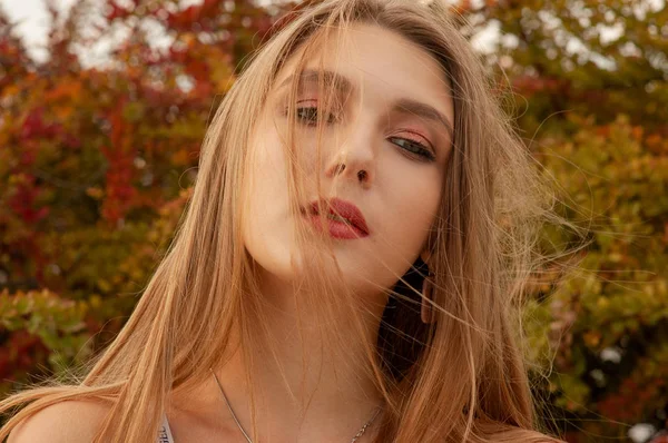 예쁜 여자 금발 포즈 용 사진 세션 따뜻한 화창한 가을 날씨에 도시 산책. — 스톡 사진