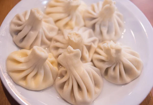 Khinkali in een witte plaat — Stockfoto