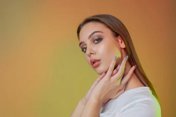 Szexi barna nő pózol. Lány profi make-up. Fénykép színszűrővel — Stock Fotó