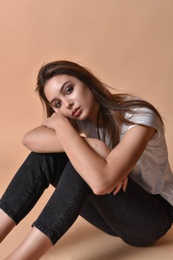 Seksi esmer kadın poz. Profesyonel makyaj ile Kız.