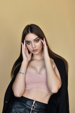 Neon ışık güzel brunete kadının Closeup yüzü