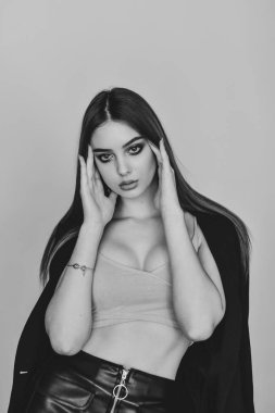 Neon ışık güzel brunete kadının Closeup yüzü