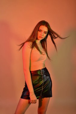 Neon ışık güzel brunete kadının Closeup yüzü