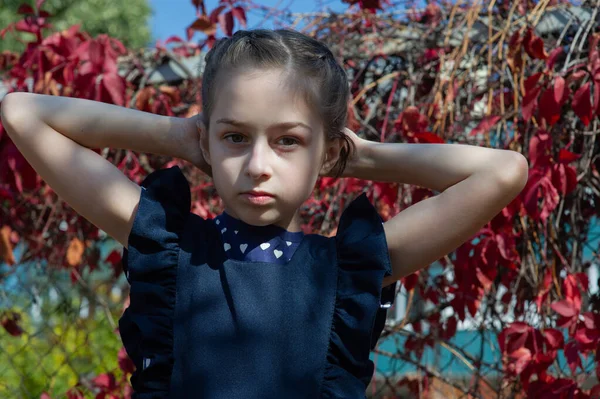 Chica con el pelo hermoso en un fondo de la naturaleza. Adolescente tímida al sol. Colegiala en un fondo de la naturaleza . — Foto de Stock