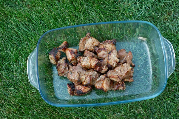 Tusuk dengan tusuk. Panggang kebab memasak pada tusuk sate logam . — Stok Foto
