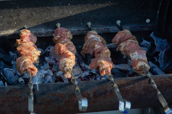 Des brochettes sur des brochettes. Cuisiner le kebab grillé sur une brochette métallique . — Photo