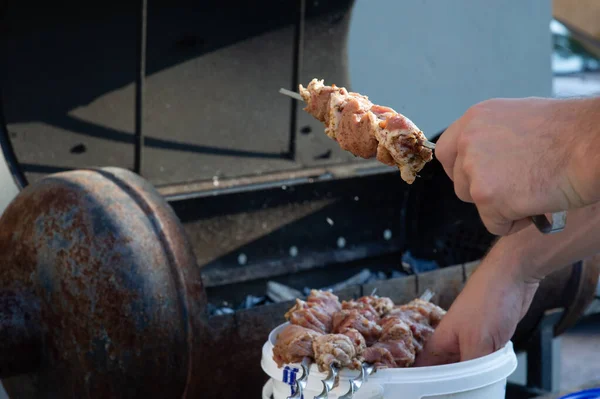 Espetos em espetos. Cozinha kebab grelhada em espeto de metal . — Fotografia de Stock