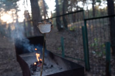 Ahşap şişler üzerinde yumuşar, ahşap alevler üzerinde kızarır.