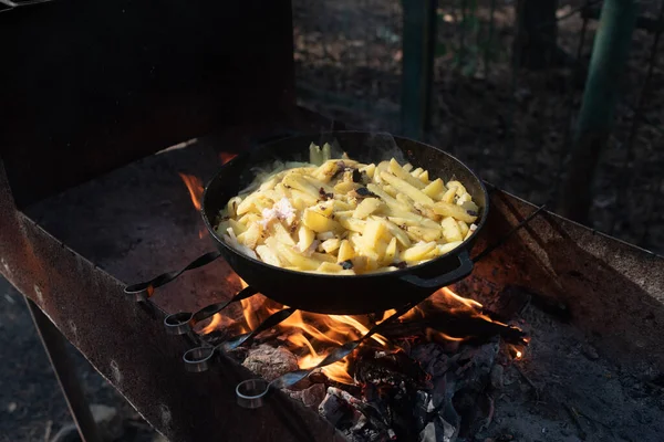 Forró nagy wok pan tele sült finom burgonya a tűz az erdőben — Stock Fotó