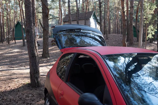 Picnic, coche aparcado en un claro en las montañas en la hierba verde — Foto de Stock