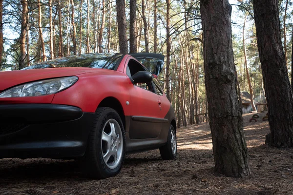 Picnic, coche aparcado en un claro en las montañas en la hierba verde — Foto de Stock