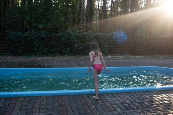Мила дитина розважається у відпустці. Діти купаються в басейні. Маленька дитина насолоджується басейном у приміщенні . — стокове фото