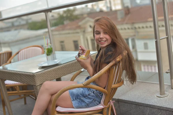 Frumoasa femeie tânără fericită zâmbind, uitându-se la camera care stă în restaurant sau cafenea și mâncând înghețată — Fotografie, imagine de stoc