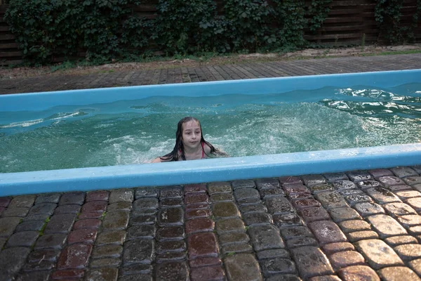 Lindo bebé diviértete de vacaciones. Los niños se bañan en piscina. Pequeño niño disfrutando de la piscina interior . —  Fotos de Stock