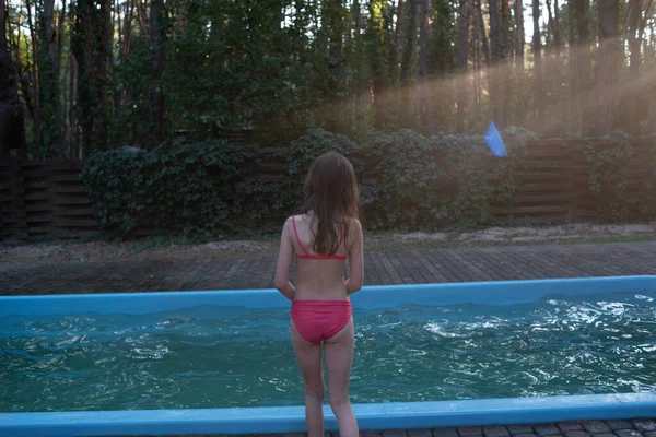 Copilul drăguţ să se distreze în vacanţă. Copiii se scaldă în piscină. Copil mic care se bucură de piscină în interior . — Fotografie, imagine de stoc
