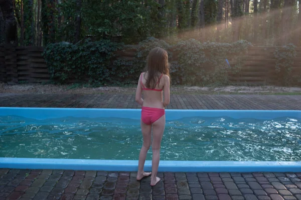 Copilul drăguţ să se distreze în vacanţă. Copiii se scaldă în piscină. Copil mic care se bucură de piscină în interior . — Fotografie, imagine de stoc