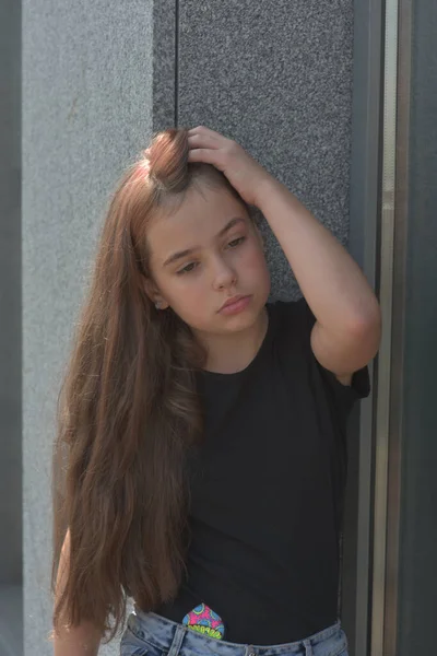 Junge europäische Teenager Brünette lockiges Modell posiert — Stockfoto