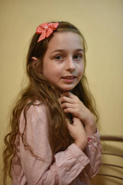 Portré egy mosolygó iskolás lányról, aki 10 éves, hátizsákkal, jegyzetfüzetekkel. 10 éves lány egy notesszel. — Stock Fotó