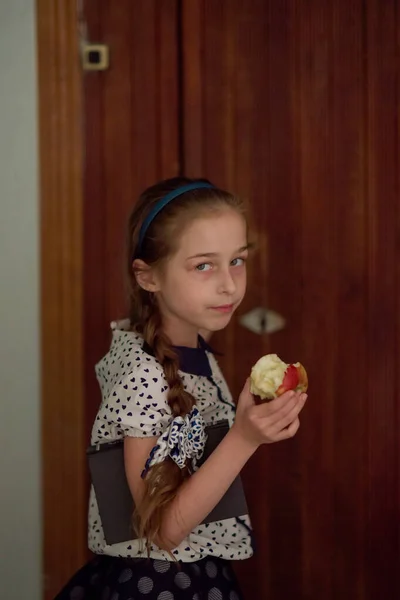 Voltar à escola Menina de 8 anos com maçã — Fotografia de Stock