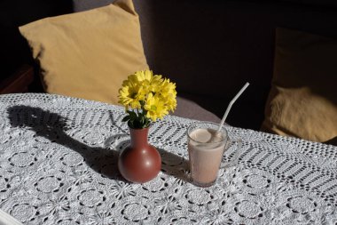 Bardak ahşap tablo, metin için yer lezzetli çikolatalı süt. Süt İçecek