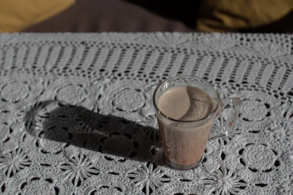 Glas lekkere chocolademelk op houten tafel, ruimte voor tekst. Zuivel drank — Stockfoto
