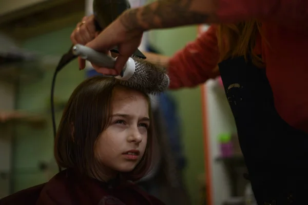 スタイリスト美容室でかわいい女の子のための髪型を作る美容室. — ストック写真