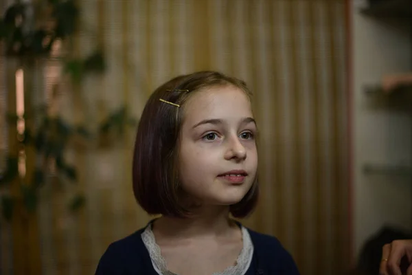 Stylist Friseur macht eine Frisur für ein süßes kleines Mädchen in einem Schönheitssalon. — Stockfoto