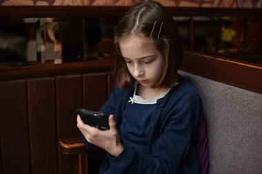 Blogcu küçük kız sayfası için video yapıyor