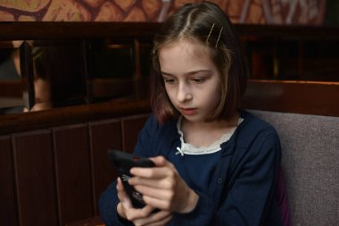 Blogcu küçük kız sayfası için video yapıyor