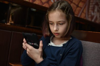 Blogcu küçük kız sayfası için video yapıyor