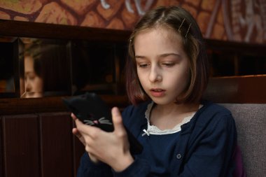 Blogcu küçük kız sayfası için video yapıyor