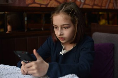 Blogcu küçük kız sayfası için video yapıyor