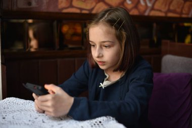 Blogcu küçük kız sayfası için video yapıyor