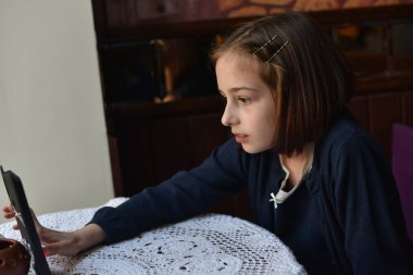 Blogcu küçük kız sayfası için video yapıyor