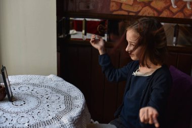 Blogcu küçük kız sayfası için video yapıyor