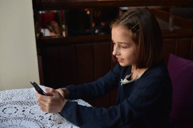 Blogcu küçük kız sayfası için video yapıyor