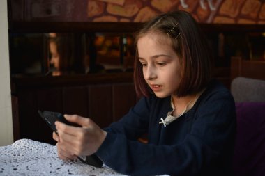 Blogcu küçük kız sayfası için video yapıyor