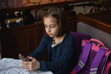 Blogcu küçük kız sayfası için video yapıyor