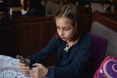 Blogcu küçük kız sayfası için video yapıyor