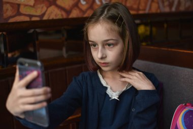 Blogcu küçük kız sayfası için video yapıyor