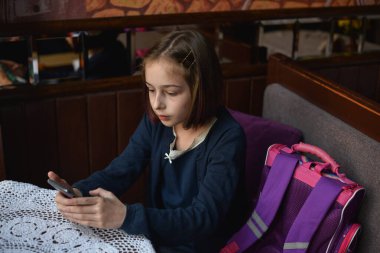 Blogcu küçük kız sayfası için video yapıyor