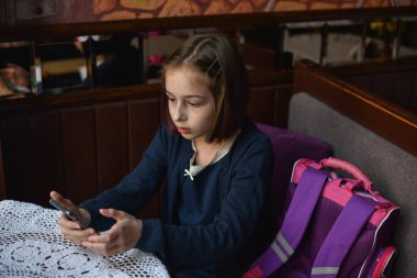 Blogcu küçük kız sayfası için video yapıyor