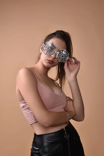 Ragazze con gli occhiali. Una ragazza di 18-20 anni indossava occhiali con un disegno di ragno — Foto Stock