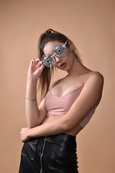 Raparigas a usar óculos. Conceito de Halloween. Uma menina de 18-20 anos usava óculos com um design de aranha. — Fotografia de Stock