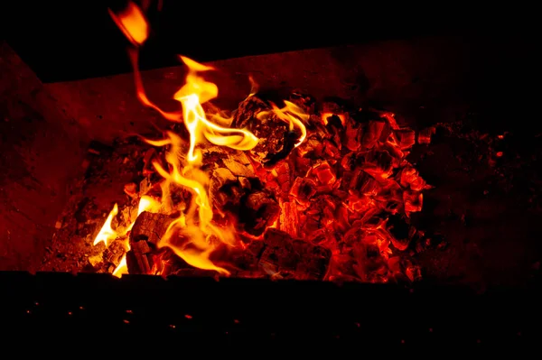 Noc ogniska. Zapłon drewna opałowego w grillu do gotowania na stosie wieczorem. Światło ognia wieczorem.. — Zdjęcie stockowe