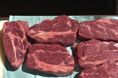 Çiğ pirzola bifteği. Çiğ Biftek