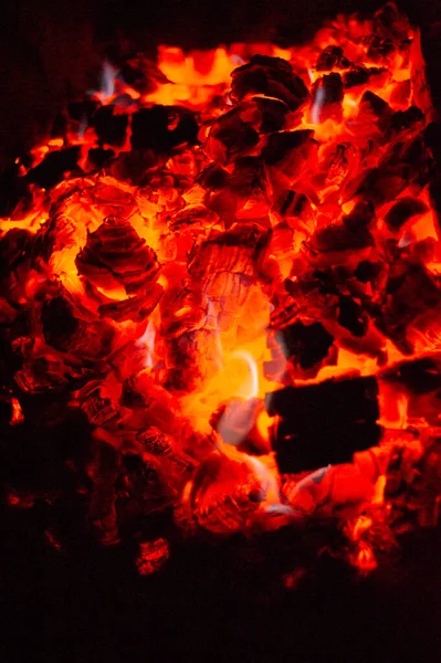 Βραδιά φωτιάς. Ανάφλεξη καυσόξυλων στη σχάρα για μαγείρεμα στην πυρά το βράδυ. Το φως της φωτιάς το βράδυ. — Φωτογραφία Αρχείου