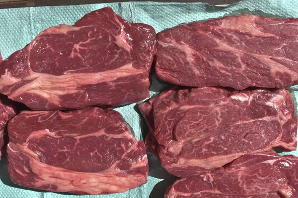 最主要的生鱼片 生牛肉炖肉 — 图库照片