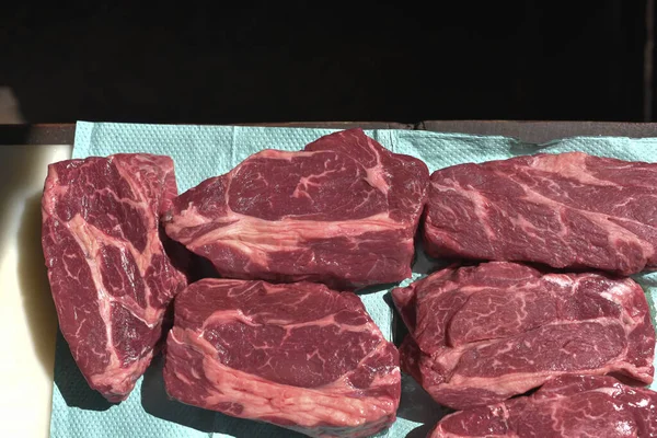 最主要的生鱼片 生牛肉炖肉 — 图库照片