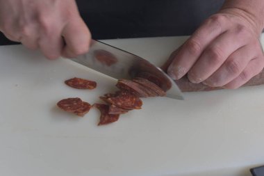 Geleneksel İspanyol sosisi - sucuk. Chorizo - en geleneksel kurutulmuş İspanyol sosisi.